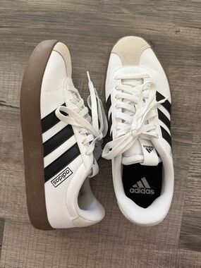 adidas White and Black Classic Low-Top Sneakers 7.5